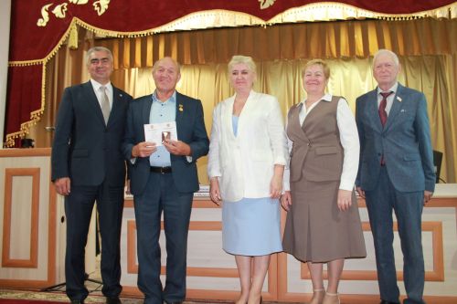 Награды камскоустьинским педагогам вручили на августовском совещании