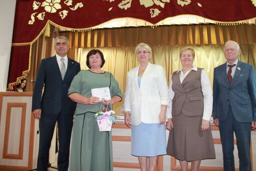 Награды камскоустьинским педагогам вручили на августовском совещании