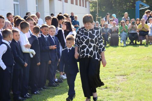 В Камско-Устьинской татарской школе нарядных первоклассников проводили на первый урок