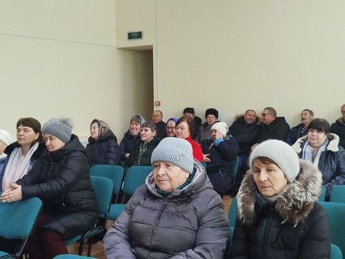 На сходах жителей сел и деревень встречают песней