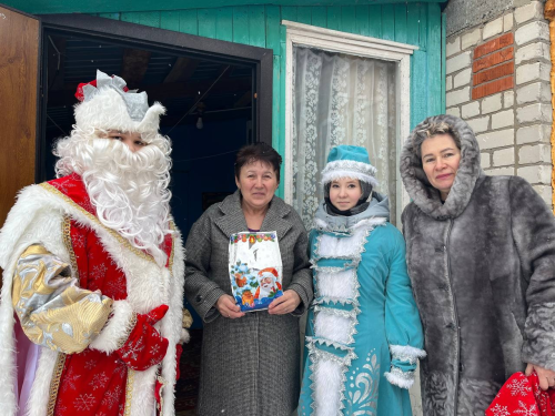 Ученики Большекляринской школы поздравили с Новым годом ветеранов педагогического труда
