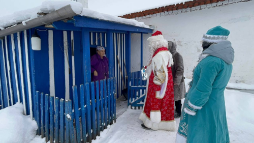 Ученики Большекляринской школы поздравили с Новым годом ветеранов педагогического труда