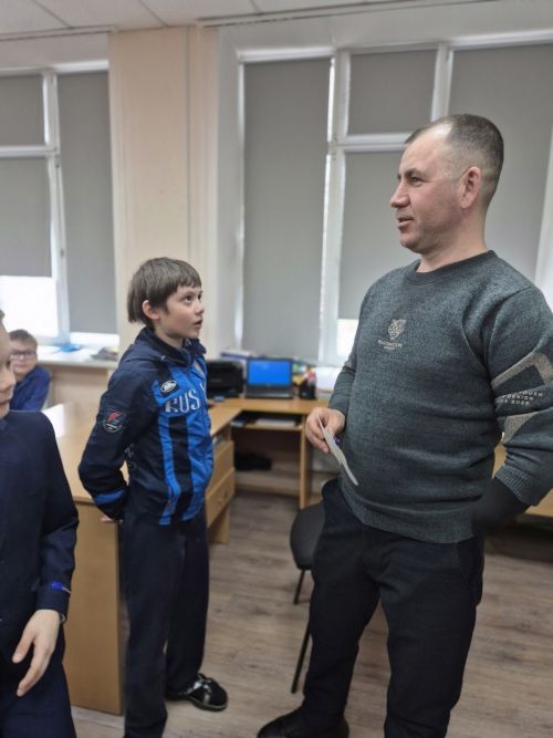 Затонские школьники встретились с защитником Отечества