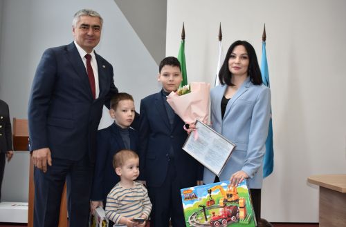 Две молодые семьи из Камско-Устьинского района получили жилищные сертификаты