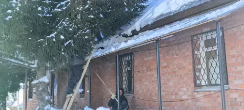 Оттепель повышает риск схода снега с крыш