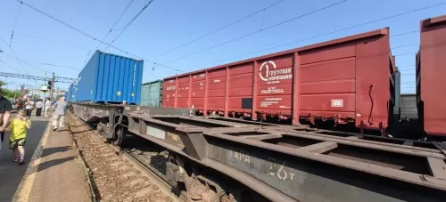 Поезд рельслардан чыккан
