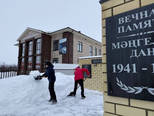 Школьники очистили от снега обелиск в Тенишево