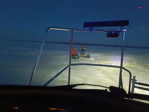 Рыбаков, попавших в беду на Волге, выручили спасатели