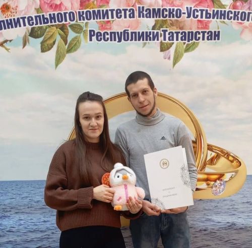 В Камском Устье поздравили семью первого новорожденного 2026 года