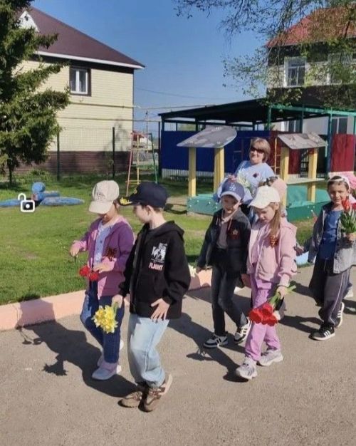 Воспитанники детского сада возложили цветы к обелиску
