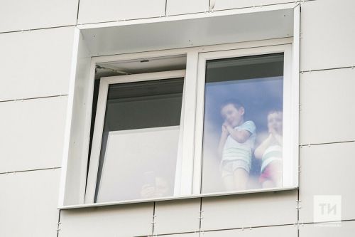 Как защитить ребёнка от падения из окна: рекомендации МЧС Татарстана