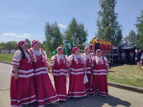 Россияночкам из Русских Буртас возраст для творчества не помеха