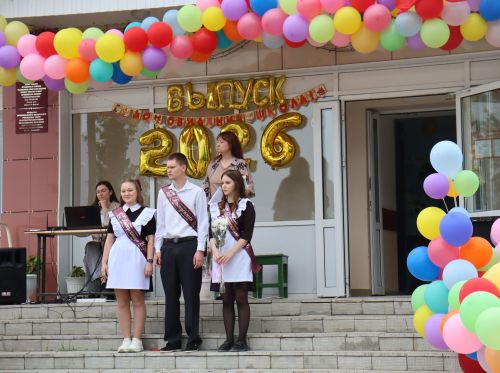 Хәерле юл: 45 чыгарылыш сыйныф укучысы мәктәп белән саубуллашты