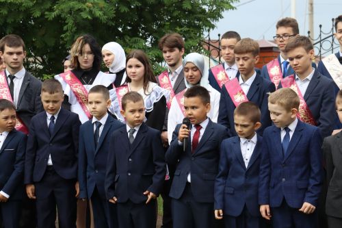 Хәерле юл: 45 чыгарылыш сыйныф укучысы мәктәп белән саубуллашты