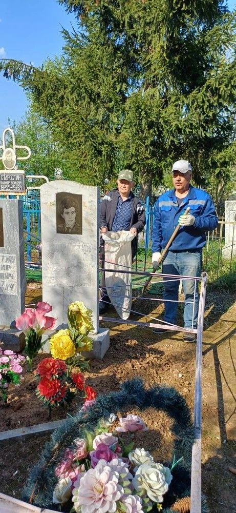 Ветераны полиции убрались на могилах ветеранов войны