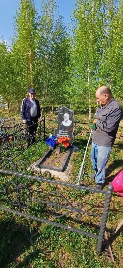 Ветераны полиции убрались на могилах ветеранов войны