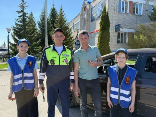 Юные инспектора Камскоустьинкой школы поздравили автолюбителей с Днем Победы