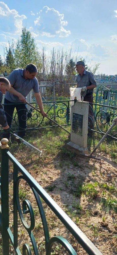 Ветераны полиции убрались на могилах ветеранов войны