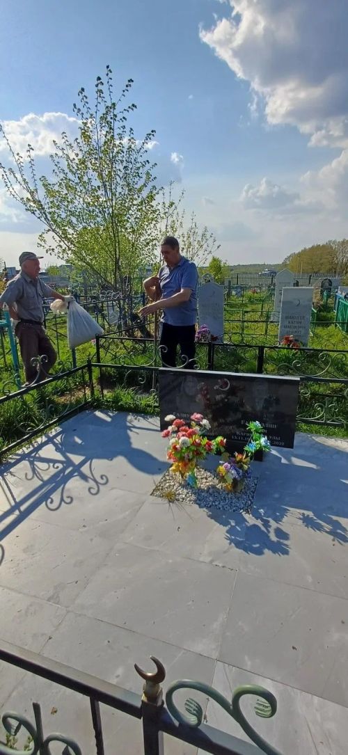 Ветераны полиции убрались на могилах ветеранов войны