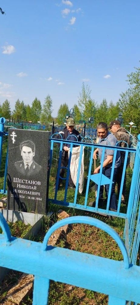 Ветераны полиции убрались на могилах ветеранов войны