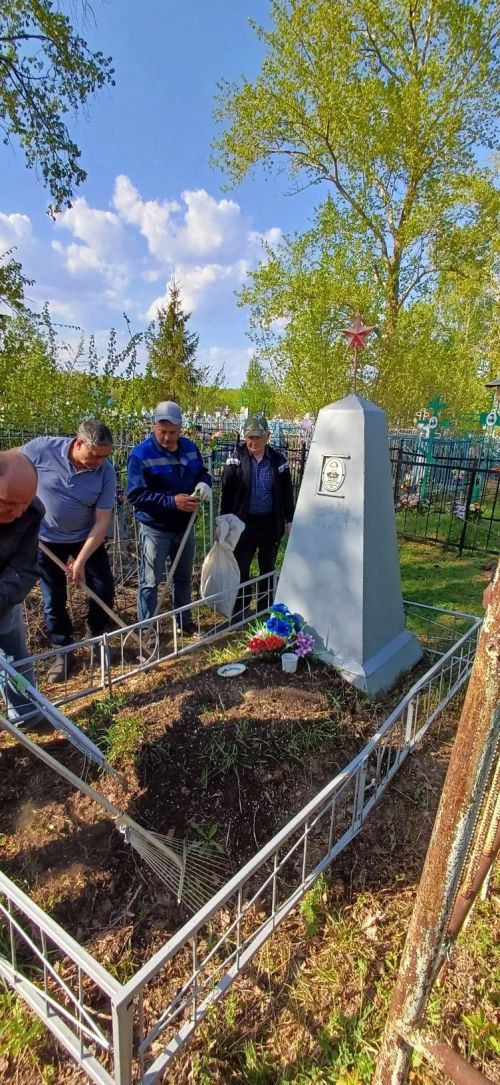 Ветераны полиции убрались на могилах ветеранов войны