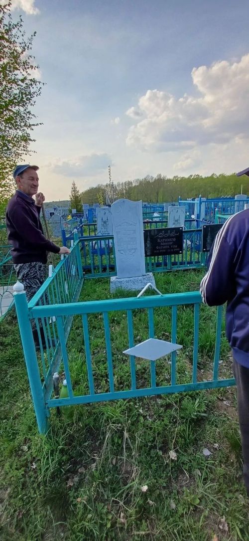 Ветераны полиции убрались на могилах ветеранов войны