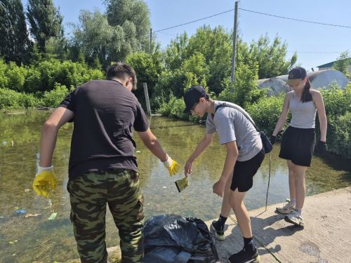 Школьники Камского Устья зарабатывают первые деньги и наводят порядок в поселке