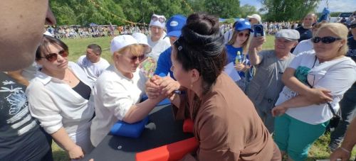 На майдане  не было отбоя от желающих проявить сноровку