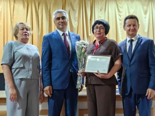 Шесть педагогов района занесены на электронную доску почета