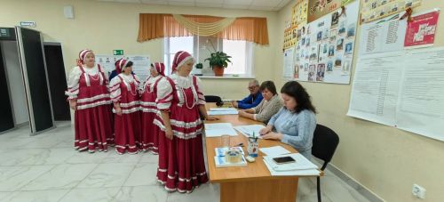 Ансамбль из Русских Буртас в полном составе пришел на избирательный участок
