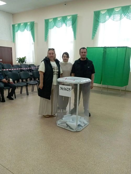 Шакуровы голосовали всей семьей