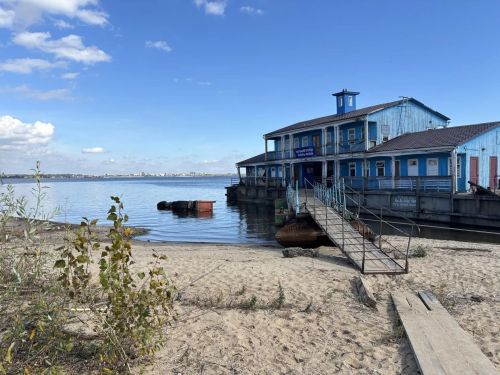 «КамАЗ» вылетел в Волгу на переправе в Верхнем Услоне