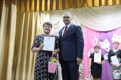 Концерт и награждение работников культуры Камско-Устьинского района украсили профессиональный праздник