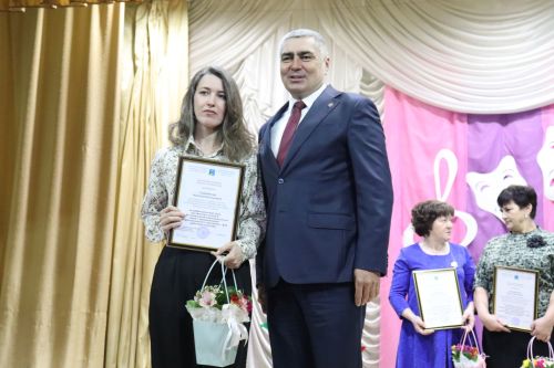 Концерт и награждение работников культуры Камско-Устьинского района украсили профессиональный праздник