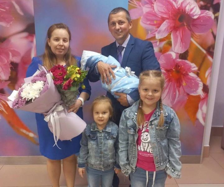 В Камско-Устьинском районе на одну многодетную семью стало больше