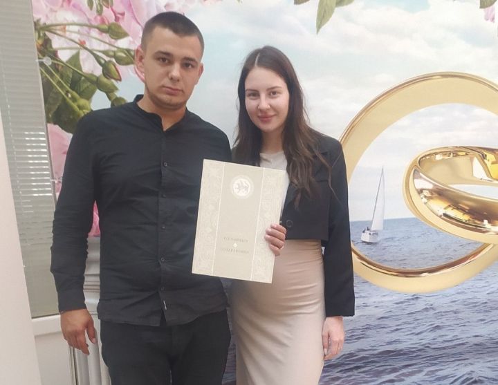 Сразу две пары поженились в Камском Устье