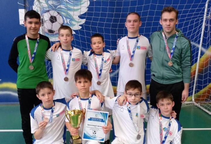 Футбольная команда Камского Устья завоевала бронзу