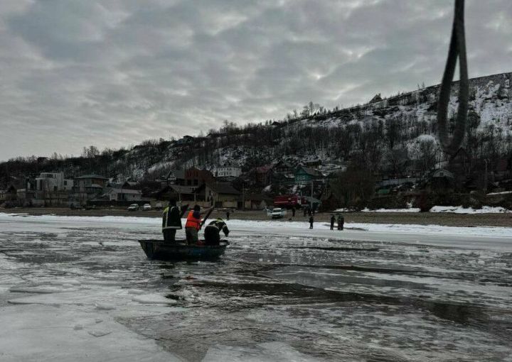 В соседнем районе пожилая женщина провалилась под лед