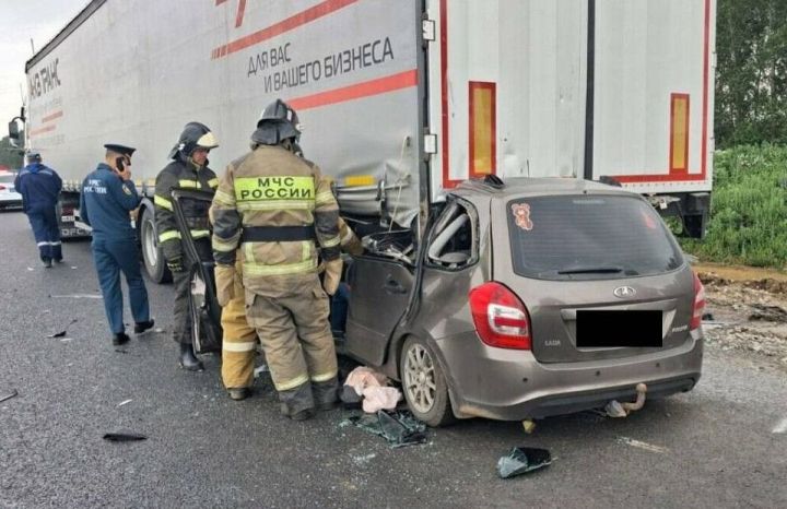 Тело водителя легковушки зажало в салоне после ДТП с грузовиком в Татарстане