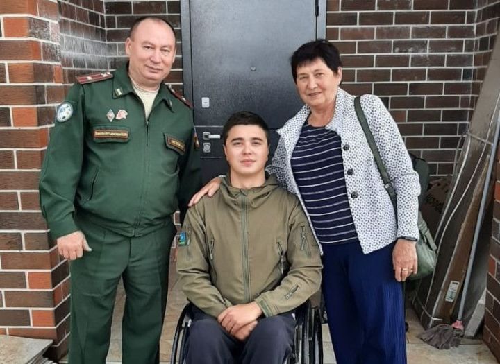 Педагоги Кадетской школы поддержали своего выпускника