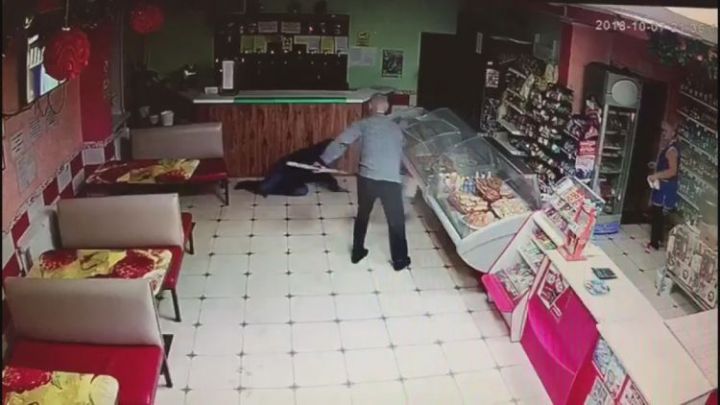 Видео: житель Татарстана избил лопатой посетителя кафе за отказ угостить его водкой