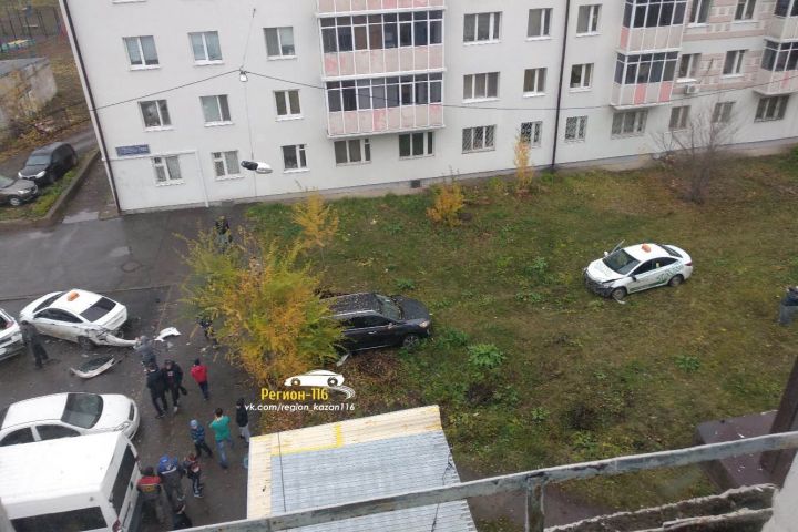 Во дворе в Казани столкнулись четыре иномарки, две из них такси