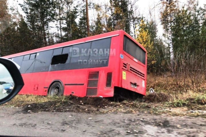 На видео попал момент, как водитель казанского автобуса потерял сознание за рулем