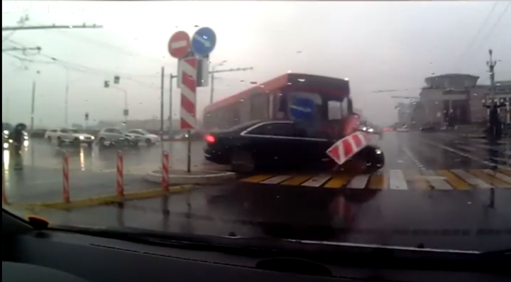 Появилось видео столкновения автобуса и иномарки в Казани