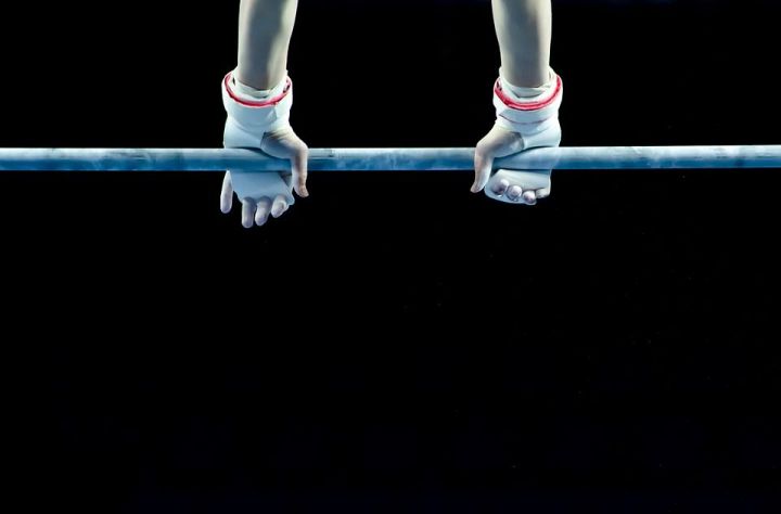Видео: 11-летняя гимнастка летела головой вниз с перекладины - посмотрите на молниеносную реакцию тренера