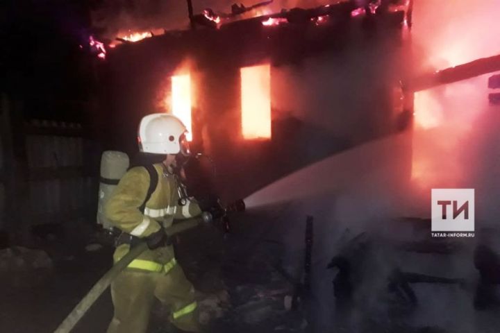 В соседнем районе пожарные достали погибшего мужчину из-под обрушенного огнем дома