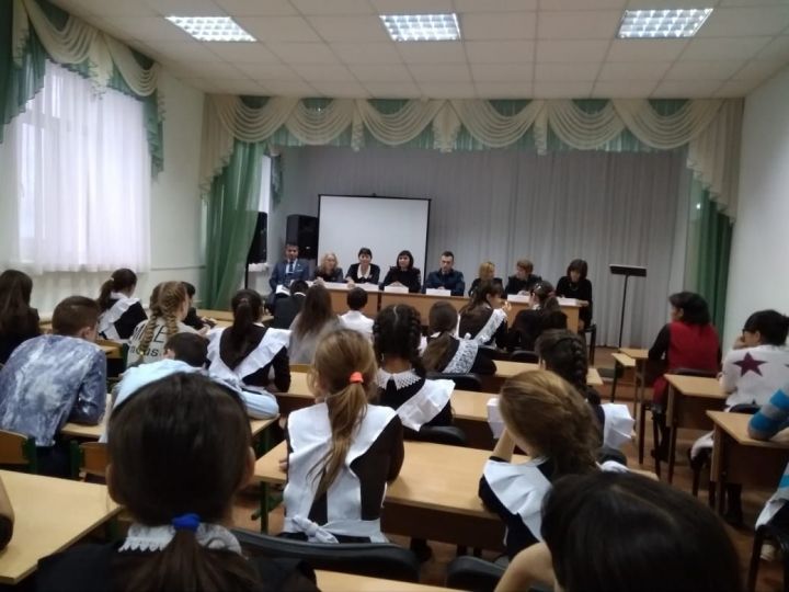 В Камско-Устьинской татарской школе состоялся круглый стол по вопросам защиты прав детей
