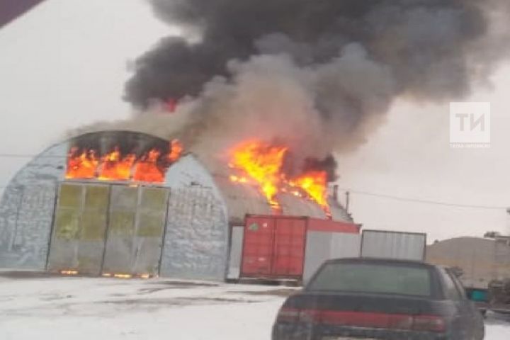 В Татарстане двое рабочих обгорели на пожаре в ангаре, пытаясь потушить газовоз
