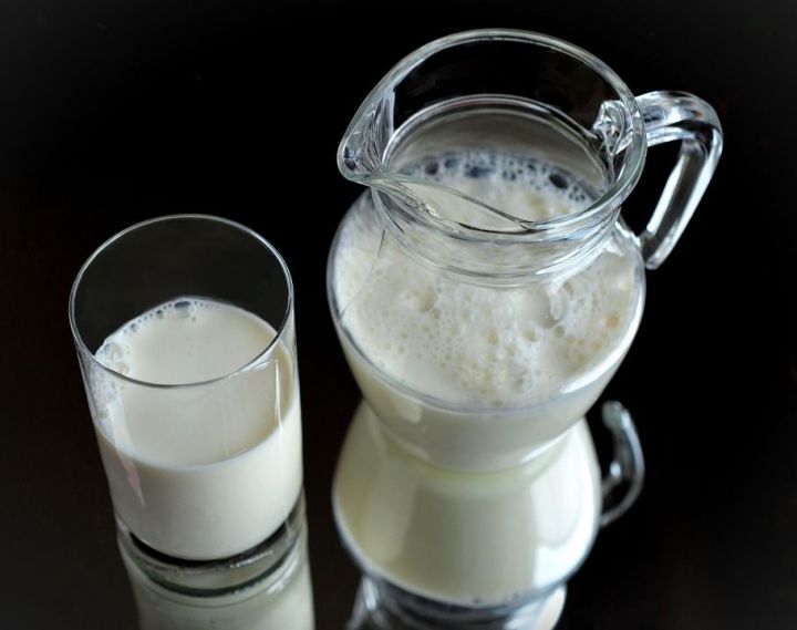 Медики заявили об опасности употребления молока при простуде