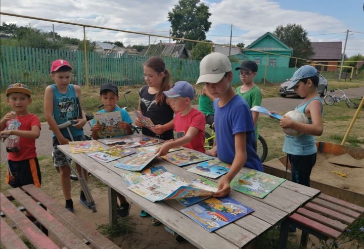 Библиотекари Камско Устья призывают детей присоединиться к акции «Прочитал – передай другому!». 